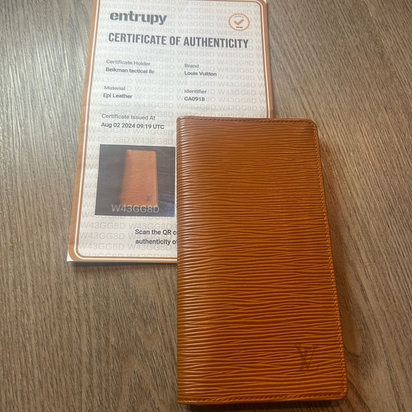 Louis Vuitton Epi Wallet Unisex - Picture 2 of 10